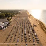 Bright With Terrace And Ocean View Апартаменты Бибионе